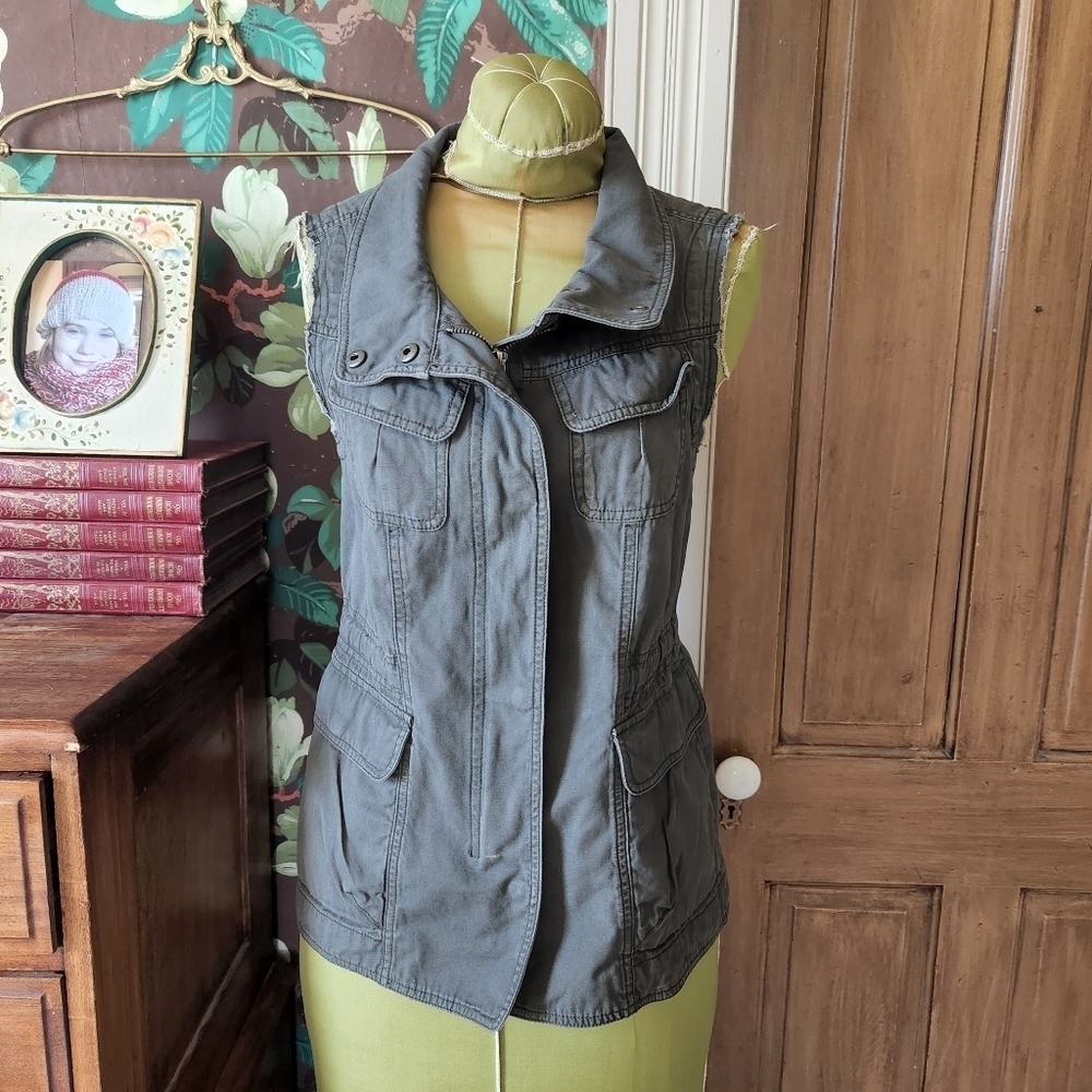AMBITION Sleeveless Zip Up Jacket